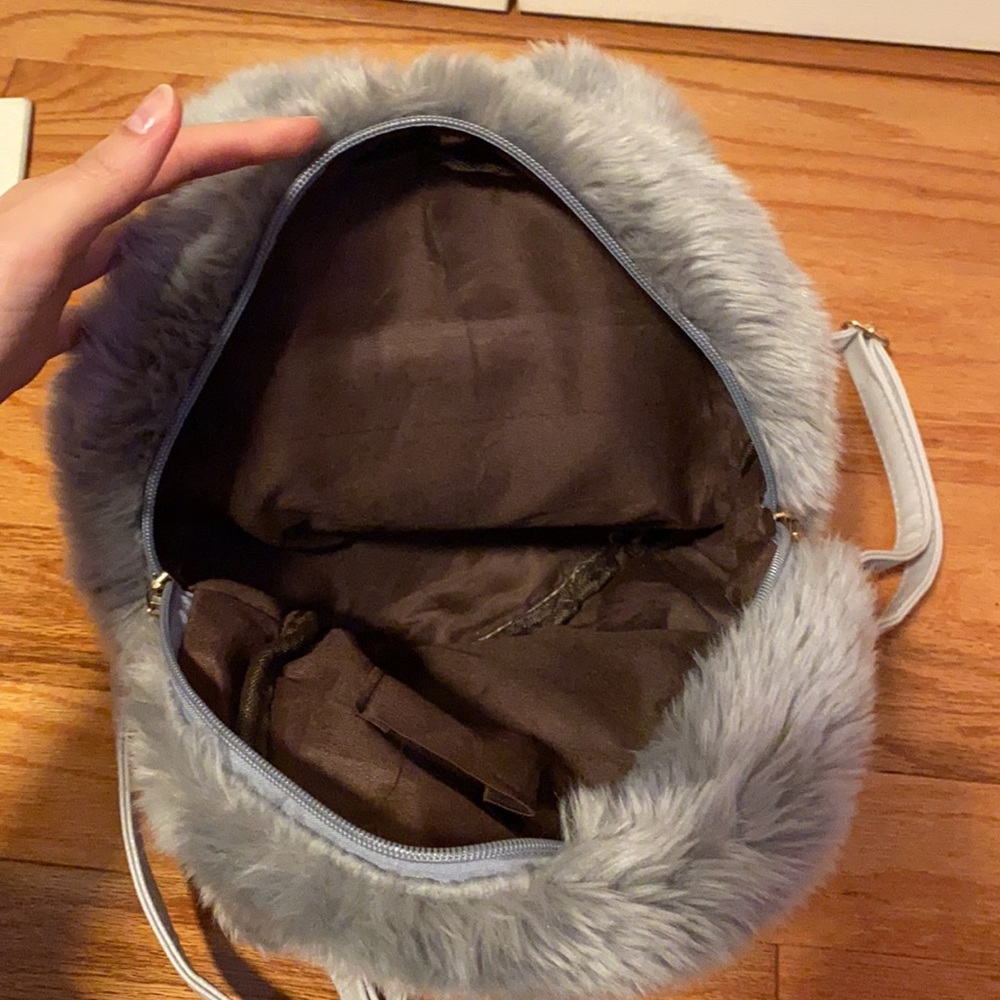 Faux fur backpack with fur ears - Picture 6 of 9